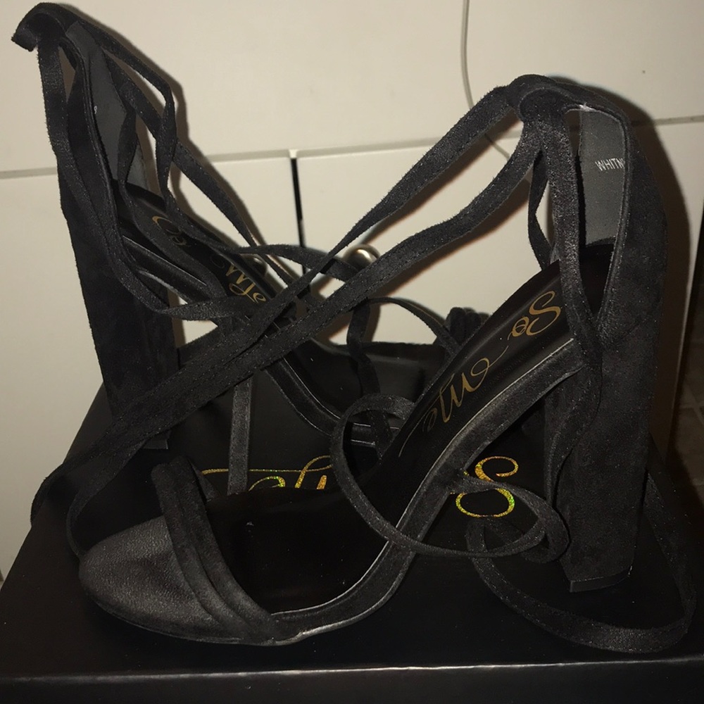 Only Worn For Graduation & Bday. Didn’t Wear long.